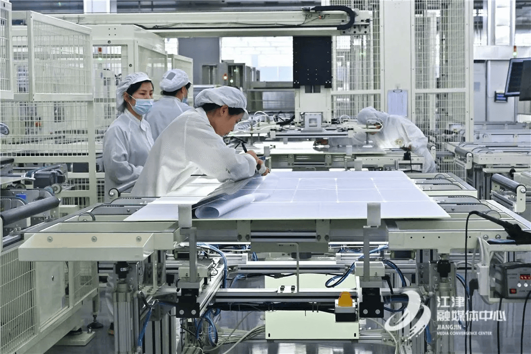 莱特光电:可转债募资缩水至6.98亿元,取消钙钛矿研发项目